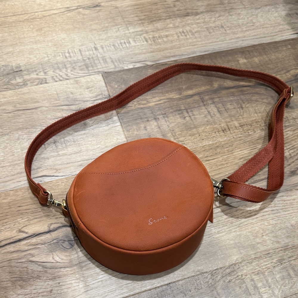 Elegant Tan Leather Crossbody Bag